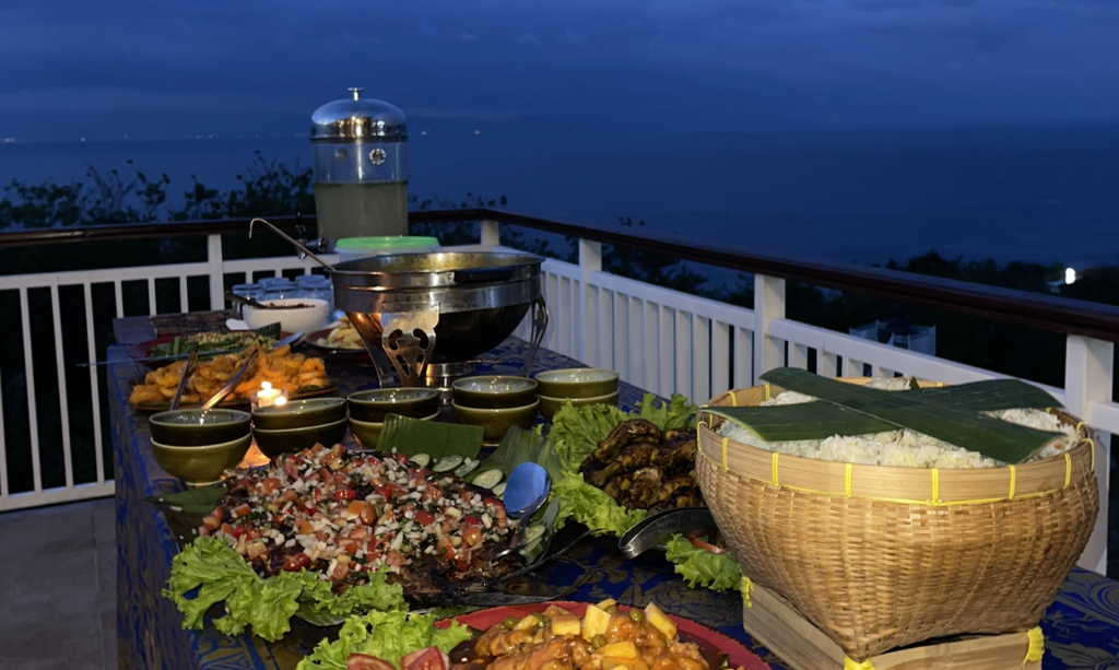 Evening buffet dinner with seafood and Indonesian dishes overlooking the ocean at Sky Penida