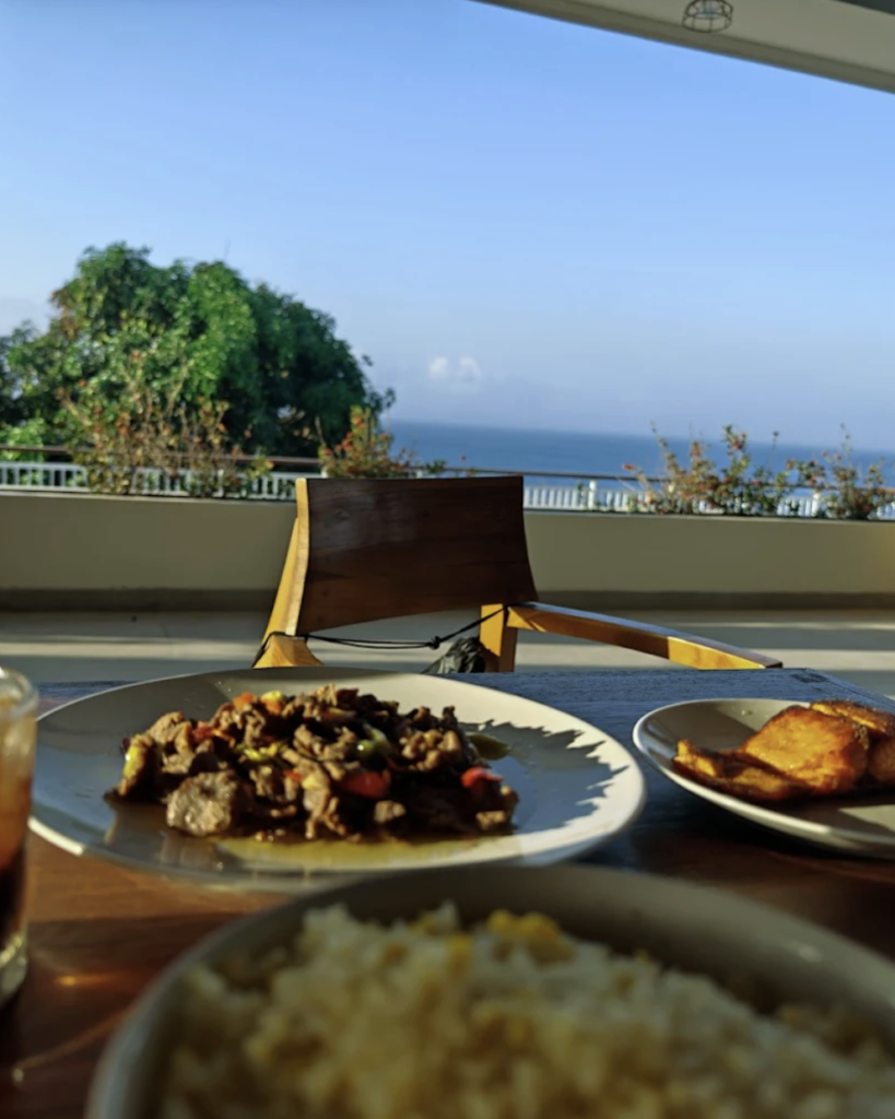 Ocean-view dining experience at Sky Penida Rooftop Restaurant in Nusa Penida, combining fresh cuisine with panoramic Bali sea views.