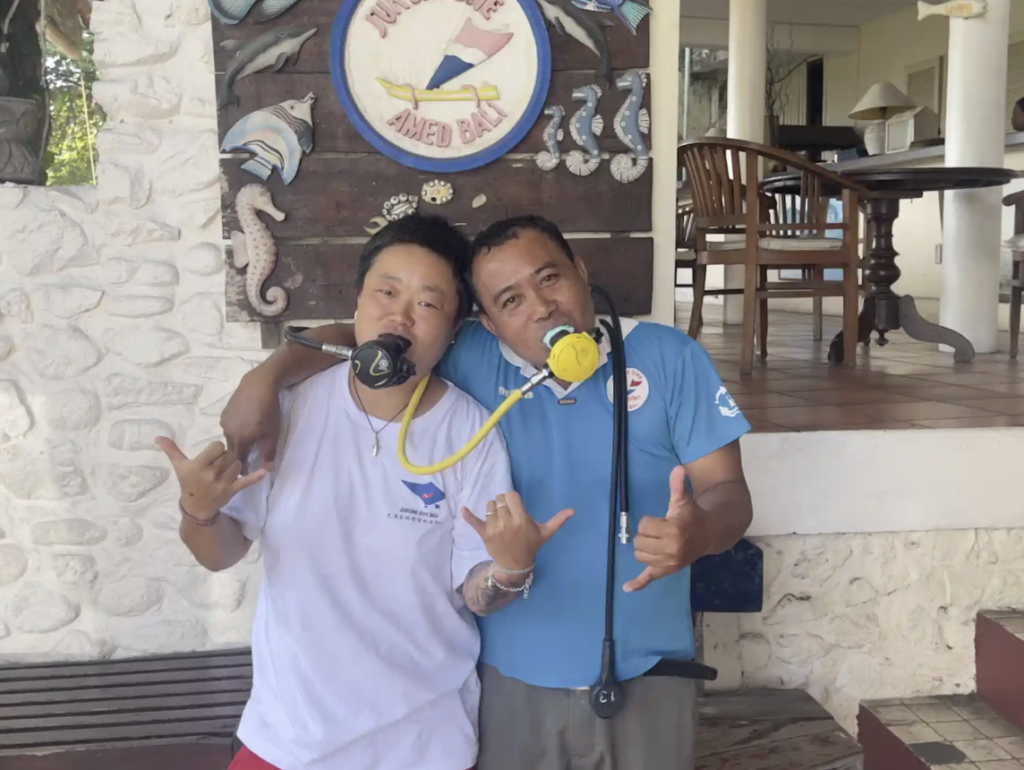 PADI Open Water instructor and student at Jukung Dive Resort Amed, offering beginner scuba diving courses and internationally recognised PADI certification in Bali.