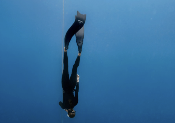 Freediver descending into the blue waters of Amed, Bali, showcasing the crystal-clear conditions for freediving, breath-hold training, and underwater exploration.