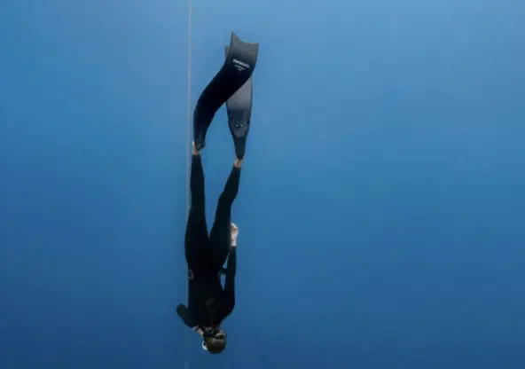 Freediver descending into the blue waters of Amed, Bali, showcasing the crystal-clear conditions for freediving, breath-hold training, and underwater exploration.