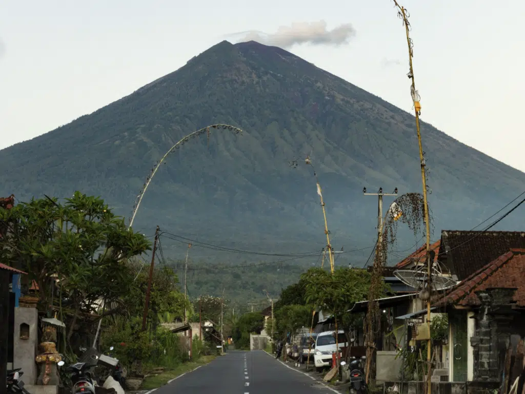 Gunung Agung di Amed di atas jalan-jalan tradisional Bali.